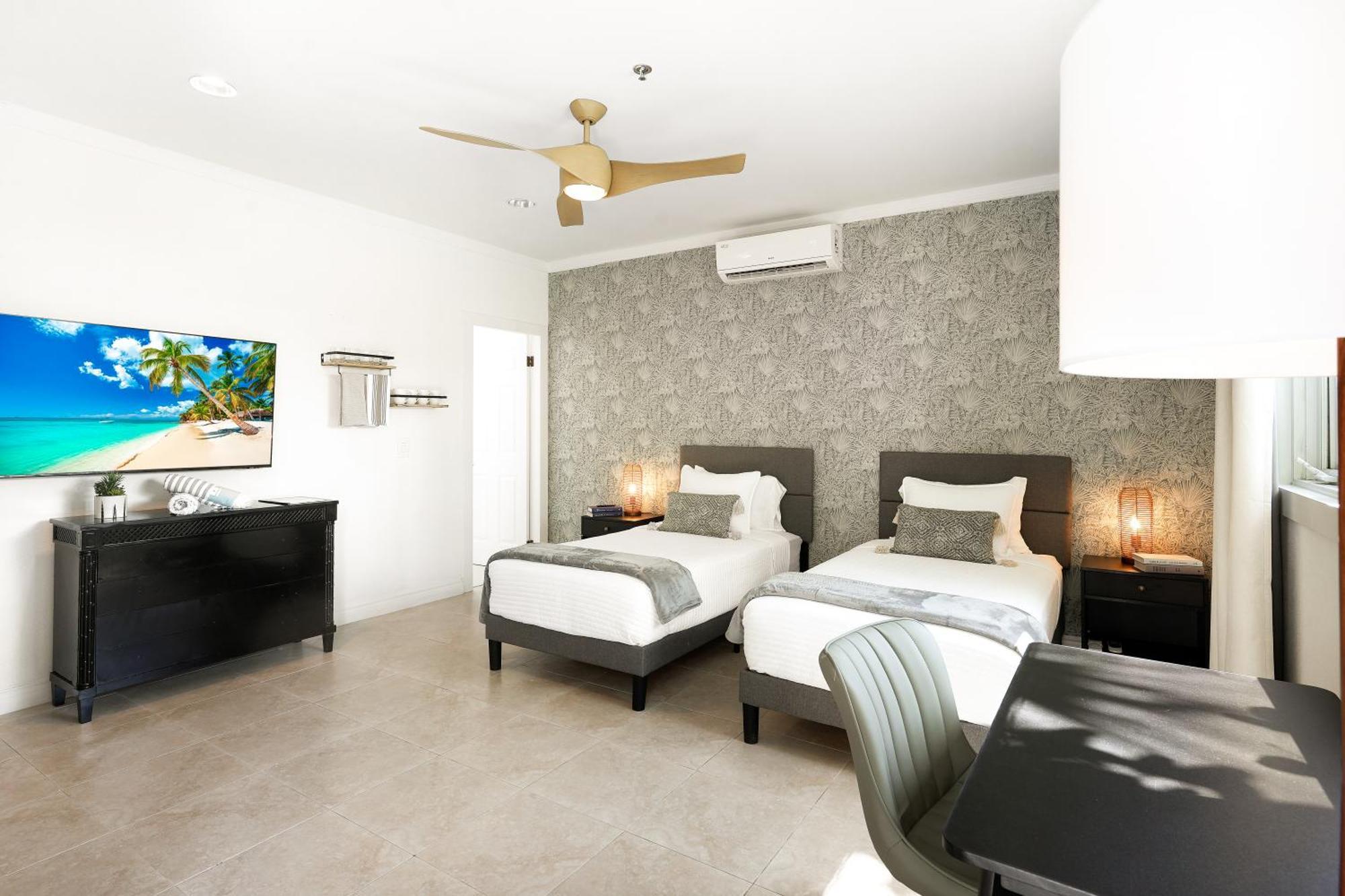 Cobalt Coast Resort West Bay Exterior foto
